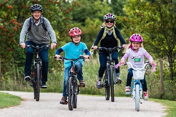 family cycle riding